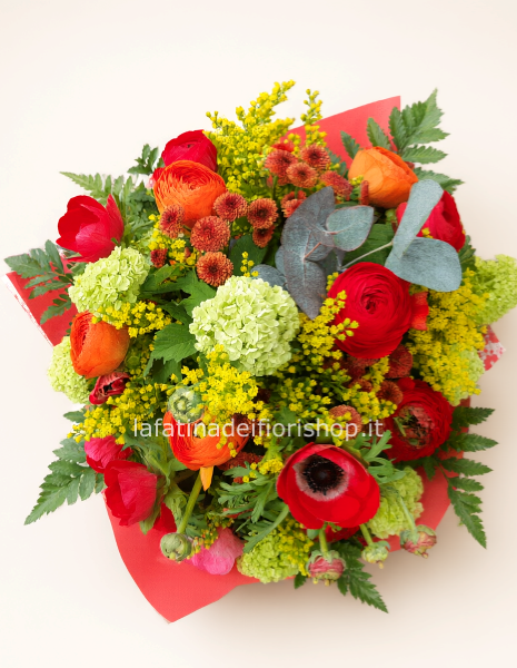 Bouquet toni caldi con fiori di stagione