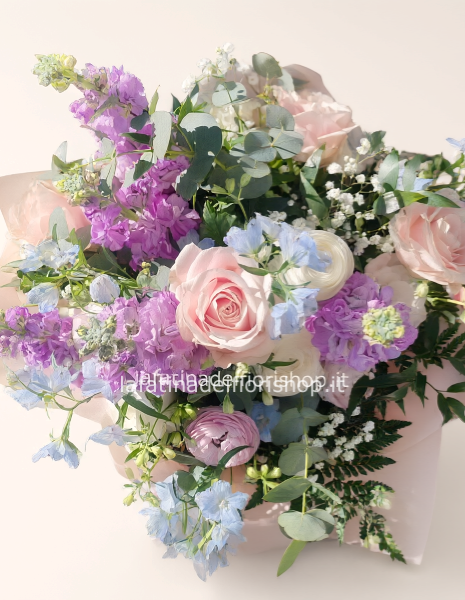 Bouquet di fiori di stagione colori pastello