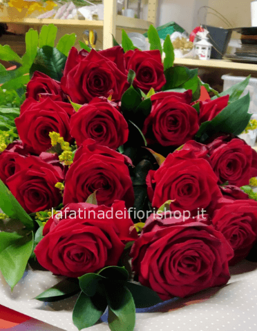 Rose rosse in mazzo