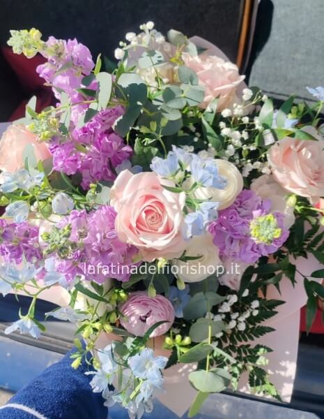 Bouquet di fiori di stagione colori pastello