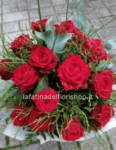 Bouquet compatto di rose rosse corte, lavorato a spirale con confezione e nastri