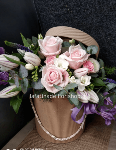 Flower Box con fiori color pastello esterni alla scatola