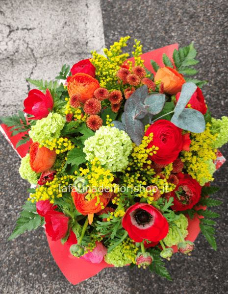 Bouquet toni caldi con fiori di stagione