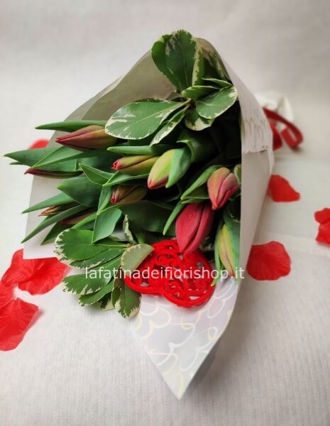 Tulipani rossi in cartoccio
