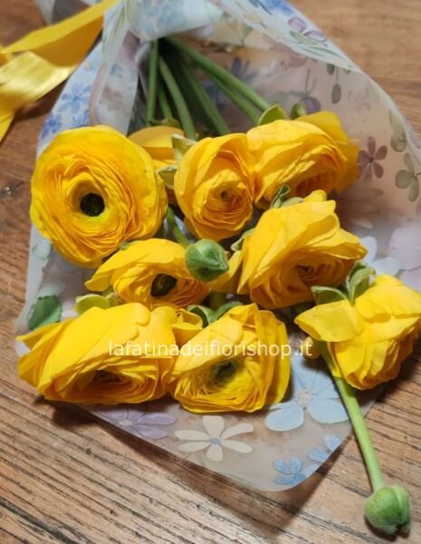 Ranuncoli gialli in cartoccio