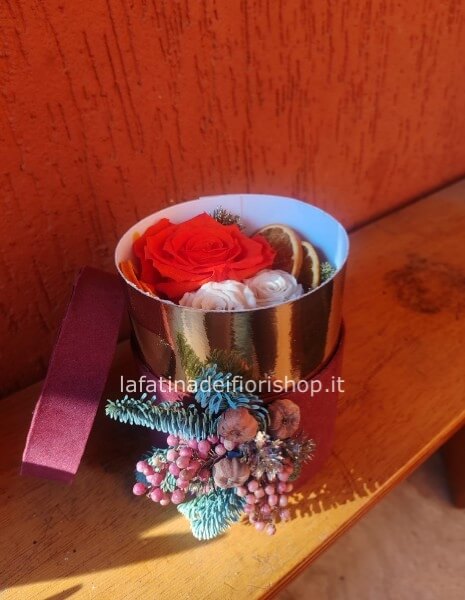 Box natalizia con Rose stabilizzate