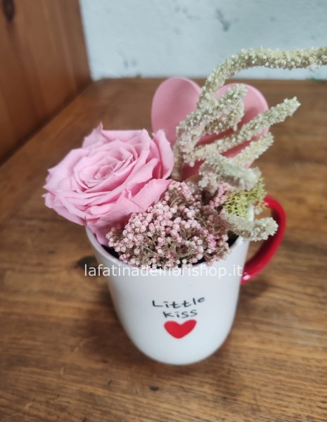 Tazza d'Amore con rosa rosa fresca